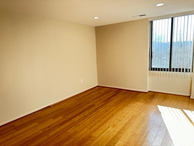 Building Photo - 1004 Paradise Rd