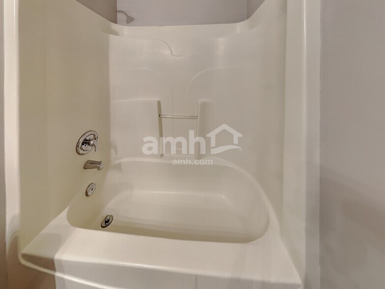 Building Photo - 14 Rolling Hills Ct