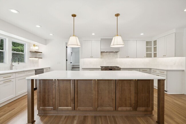 Building Photo - Completely renovated ranch 4BR/4BA ranch h...