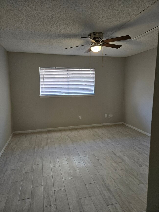 Building Photo - 81 E Tri Oaks Ln