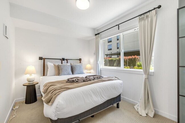 Building Photo - 722 3rd Ave N