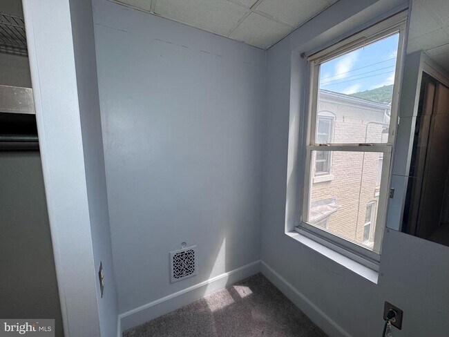 Building Photo - 403 N 12th St