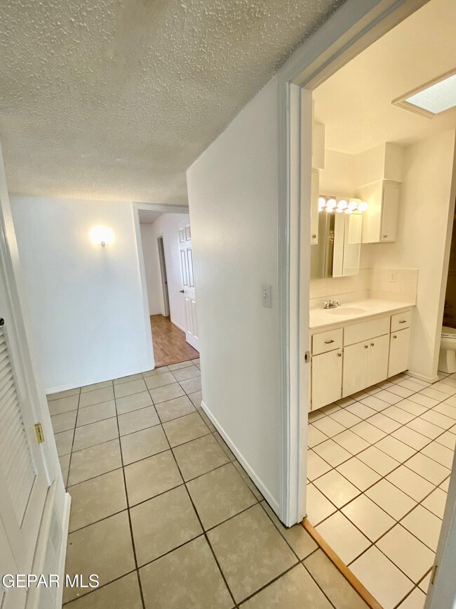 Building Photo - 1305 Vista De Oro Dr