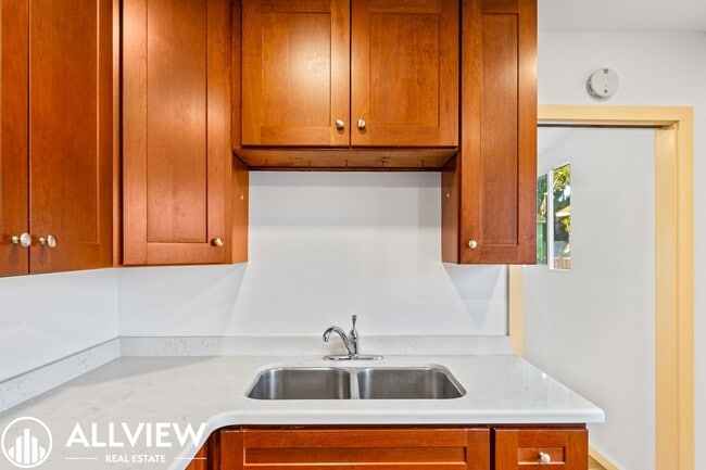 Building Photo - Beautifully Updated 1 Bed/1 Bath Single-Fa...