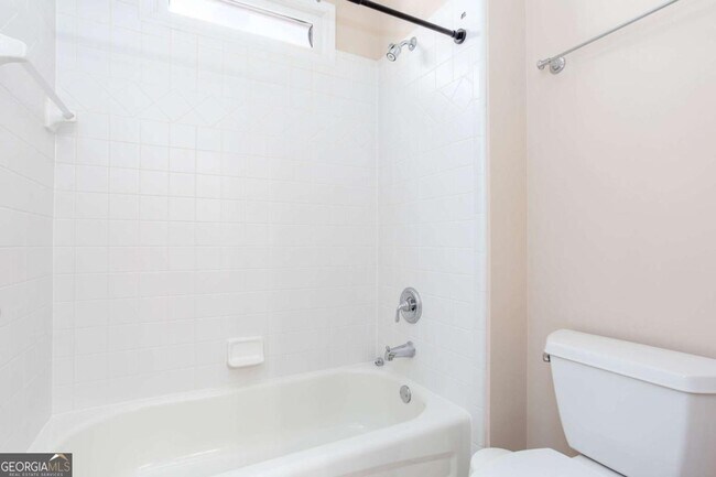 Building Photo - 3206 Windsor Lake Dr NE