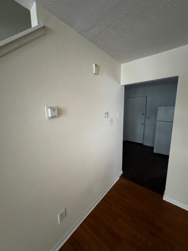 Building Photo - 856 Moss St
