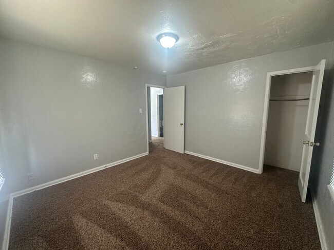 Building Photo - 2 Bed, 1 Bath, 1 Car Garage
