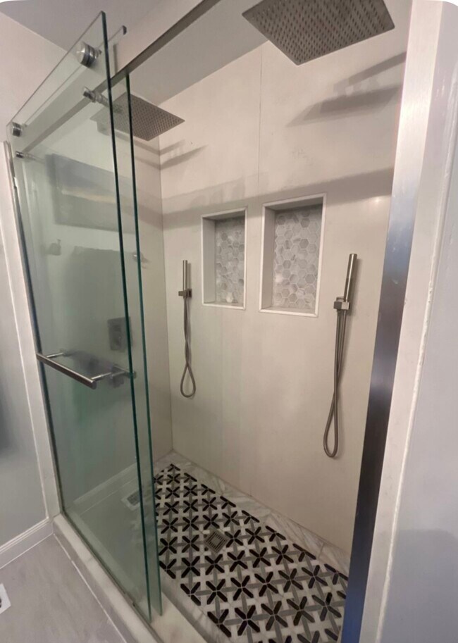 Building Photo - 914 Crestwood Ln