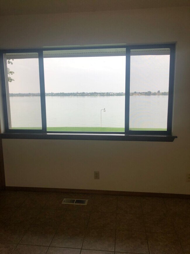 Building Photo - LAKEFRONT Condo Style Living!