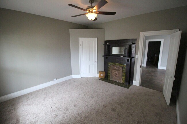 Building Photo - 3 bed 2 bath Campus Rental