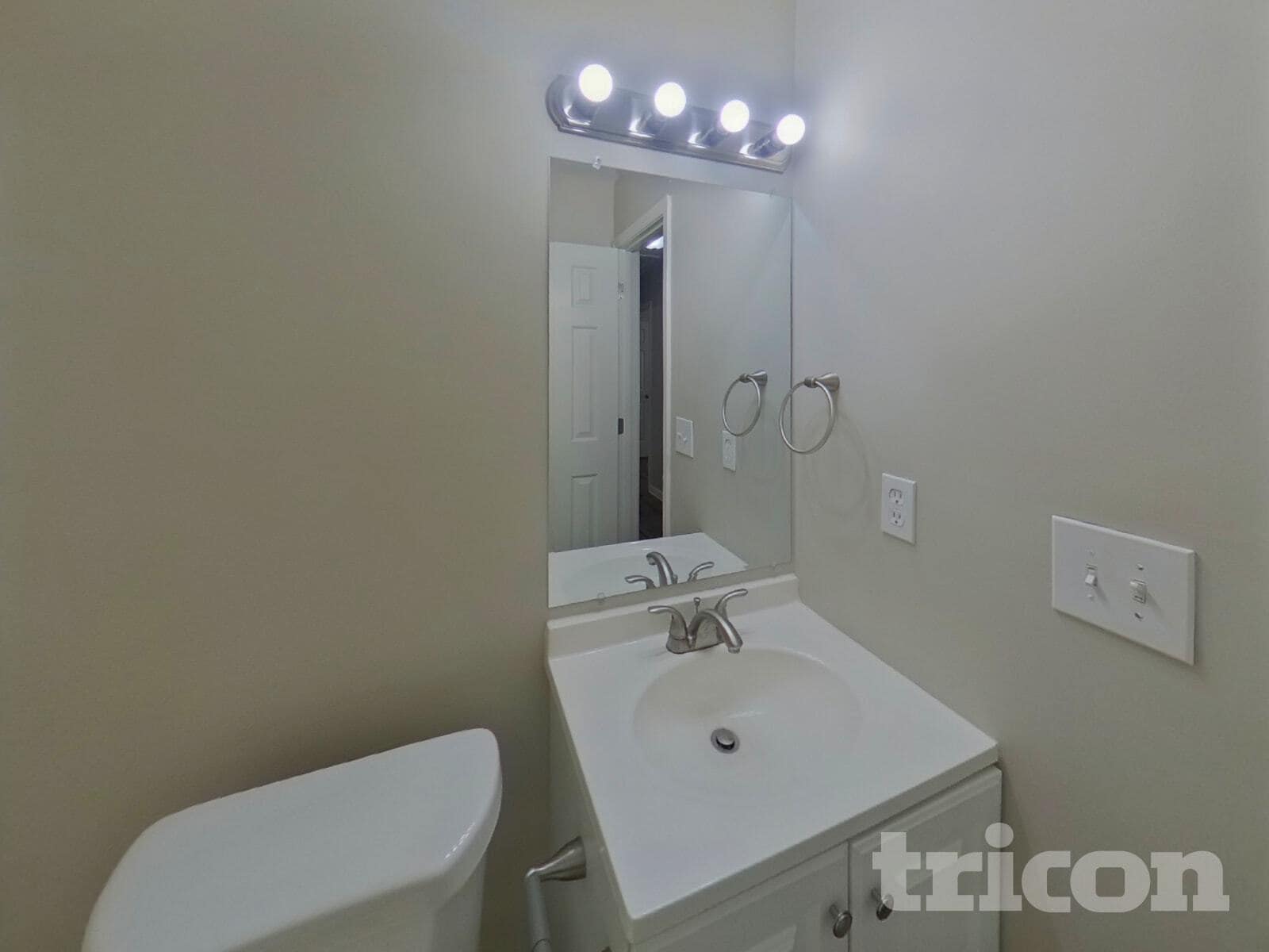 Building Photo - 705 Continental Dr