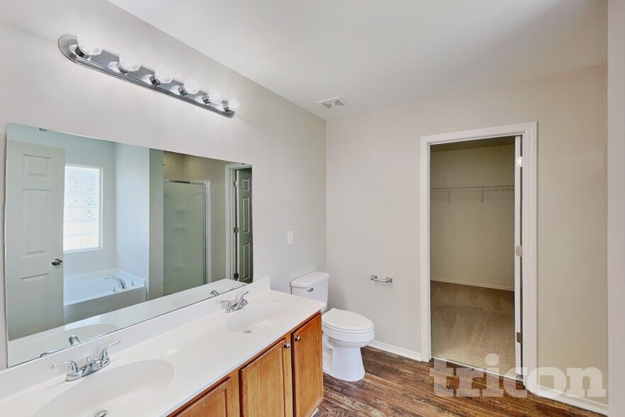 Building Photo - 4003 Larkhaven Village Dr