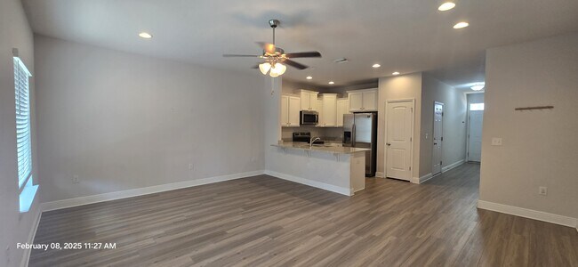 Building Photo - 1871 Pointe Dr