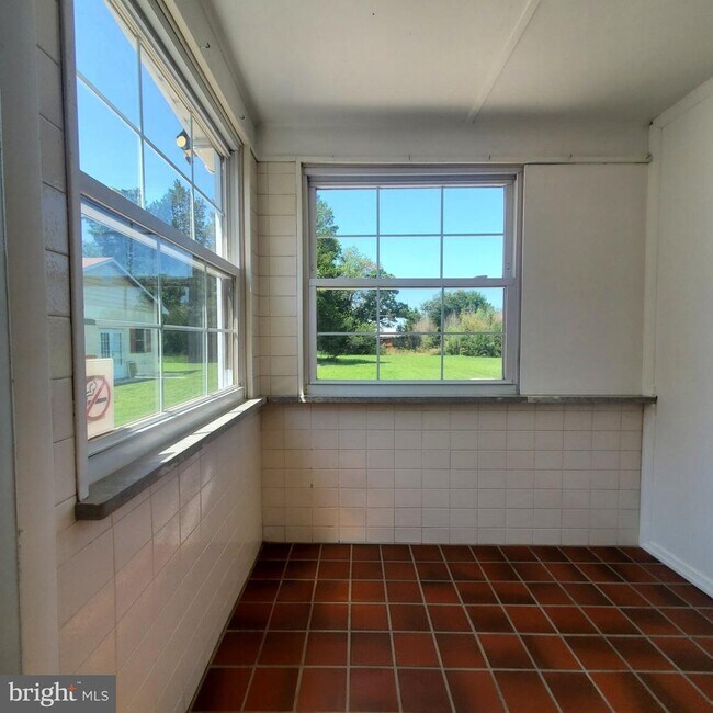 Building Photo - 2024 Beverly Dr