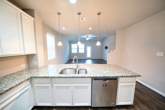 Building Photo - Beautiful Rental in Converse! Realtor Comm...