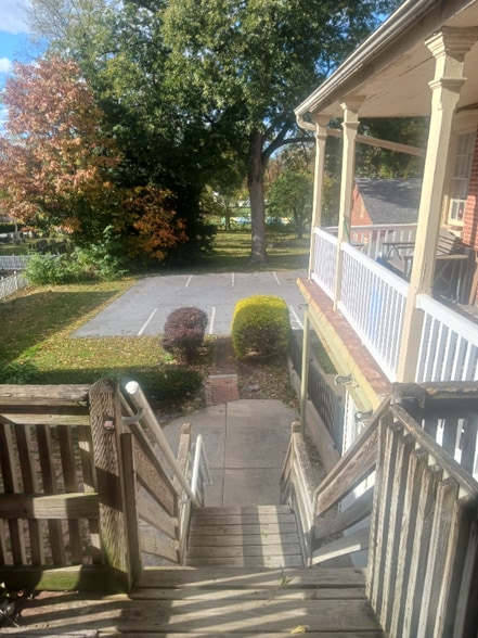 Building Photo - 323 N George St