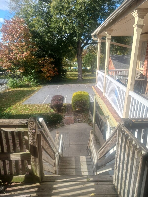 Building Photo - 323 N George St