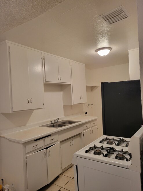 Building Photo - 648 W Buena Vista St