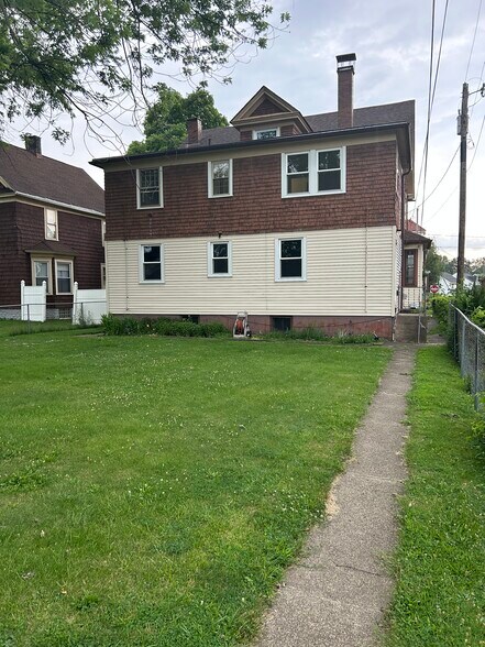 Building Photo - 1727 Woodland Ave NW
