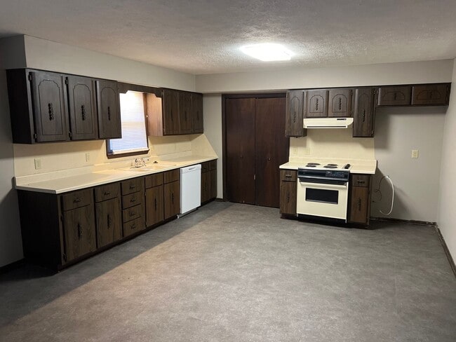 Building Photo - 3 Bedrooms! 2 Living Areas!  East side Spr...