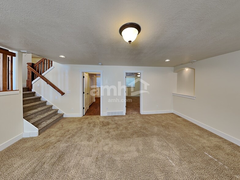 Building Photo - 4915 W 150 N