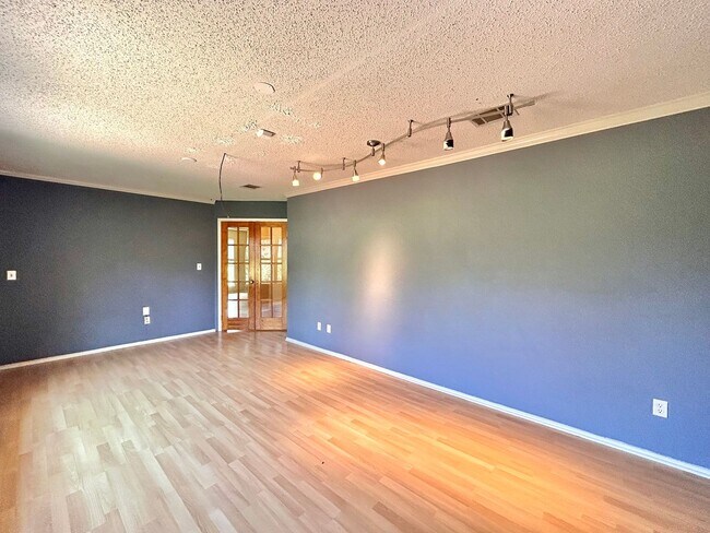 Building Photo - Beautiful and Spacious 3 BR / 2.5 BA Home ...