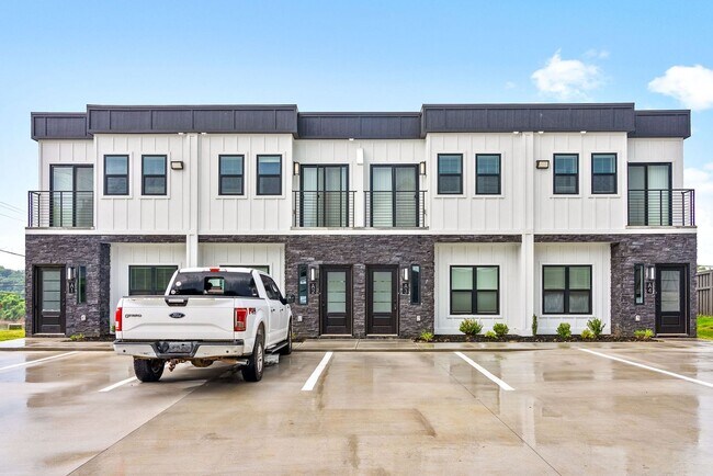 Interior Photo - Hickory Grove Blvd - 111