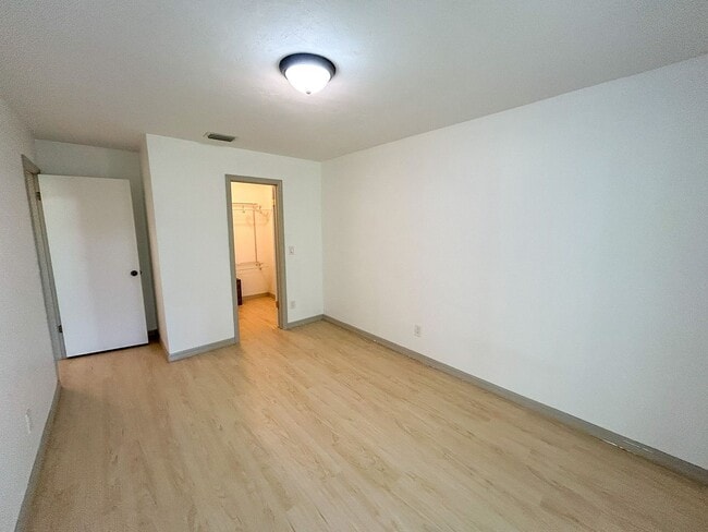 Building Photo - 1058 SW 6th Dr