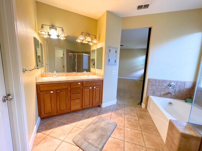 Building Photo - Beautiful 4 bed/ 3.5 bath in Natomas!