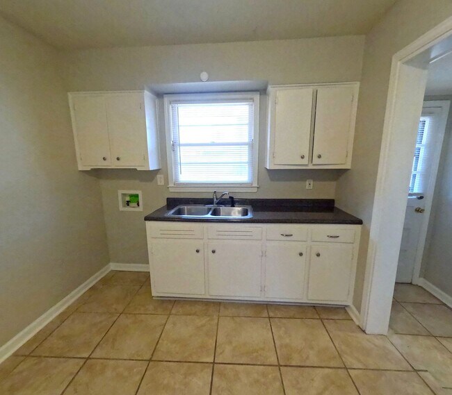 Building Photo - Renovated 4 Bed 1 Bath