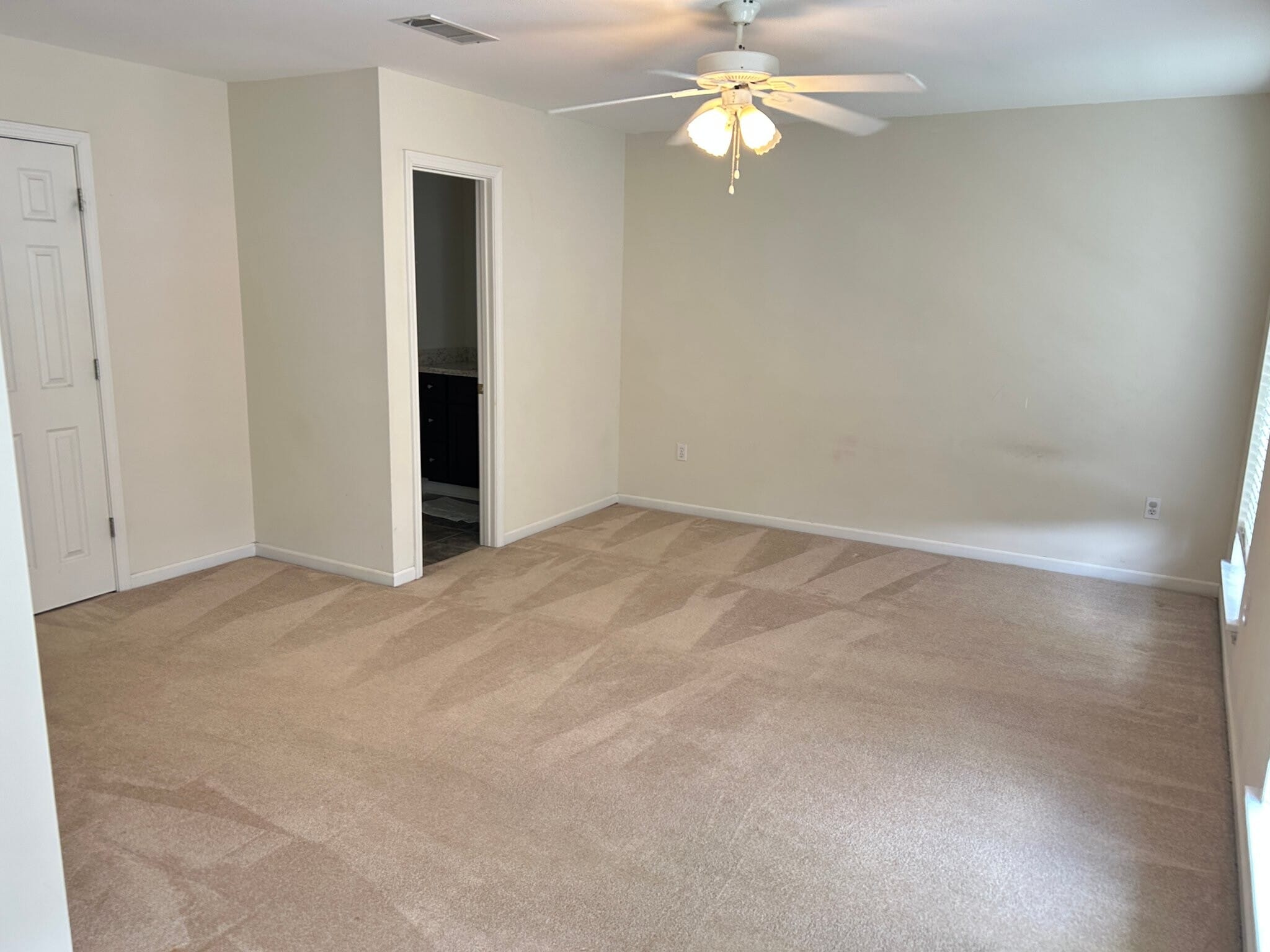 Building Photo - 211 Greenbriar Dr