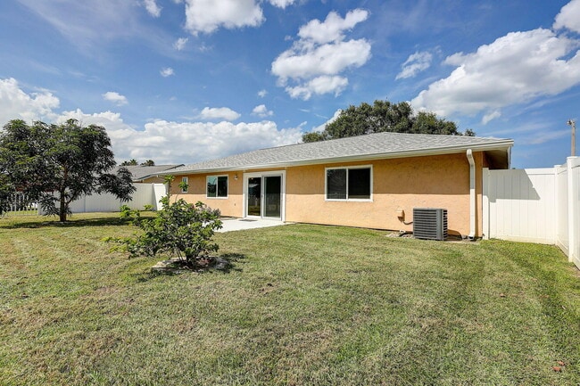 Building Photo - 1612 SE Cascella Ct