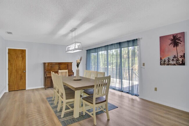 Building Photo - 1045 N Cres Dr