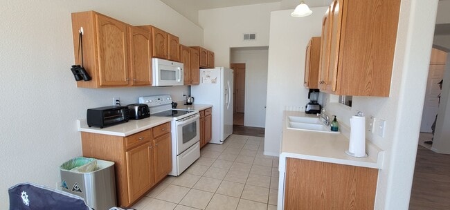 Building Photo - Beautiful 3 bed 2.5 bath home located in the Las Colinas Area!