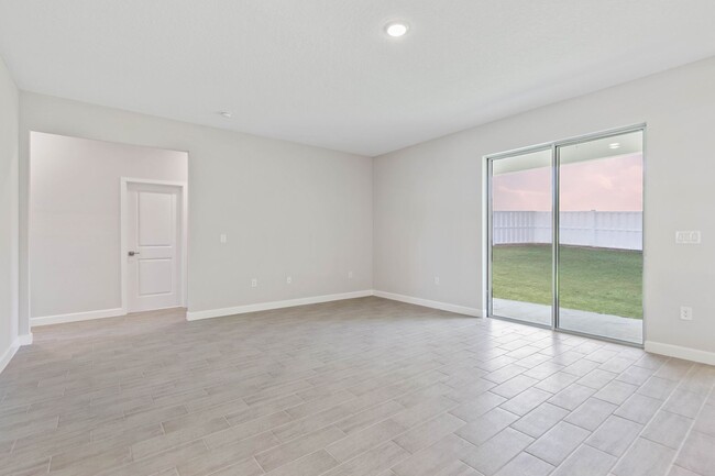 Building Photo - Spacious 3 bedroom Home with modern amenit...