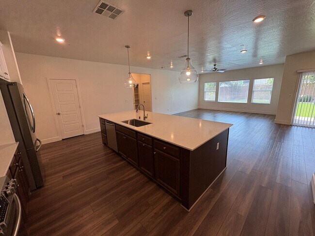 Building Photo - 113 E Tyler Ave