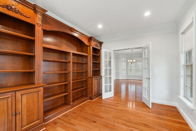 Building Photo - Stunning 4 level detached home close to the Mosaic District in Fairfax!