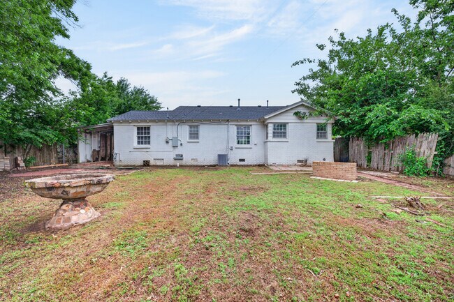 Building Photo - 3208 N Roff Ave