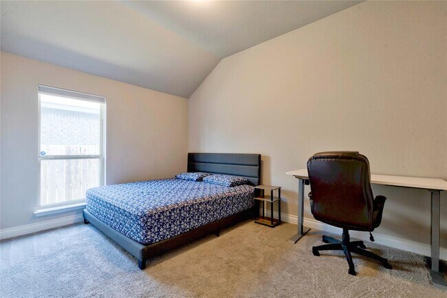 Building Photo - 2424 Burberry Ln