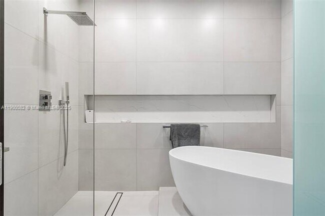 Building Photo - 900 Brickell Key Blvd