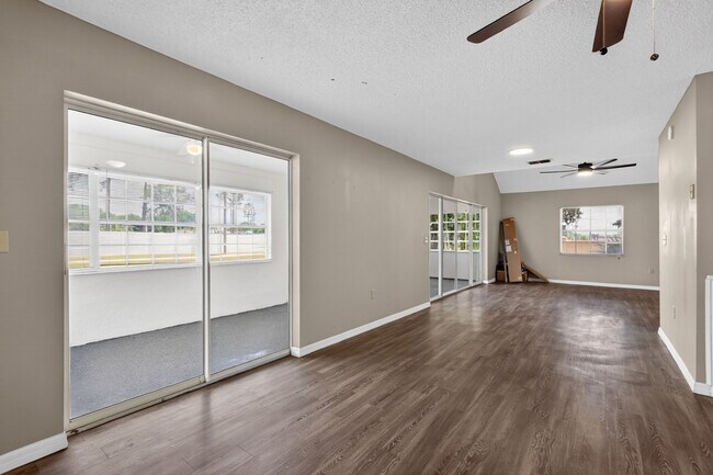 Building Photo - 802 Arietta Cir N