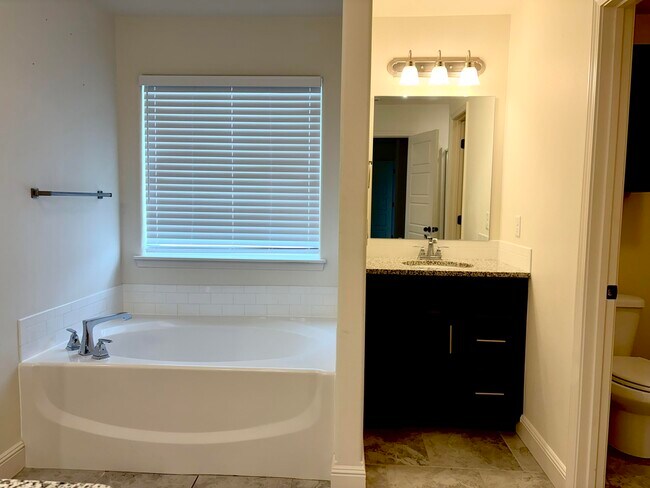 Building Photo - 2108 Birdie Ln