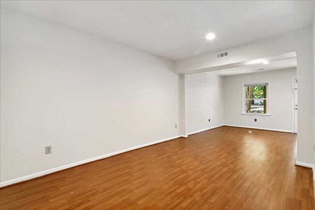 Building Photo - Bright 2 Bedroom Townhome in Williamsburg VA with Finished Lower Level & Private Balcony