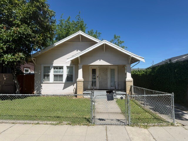 Building Photo - 1446 Aurora St S