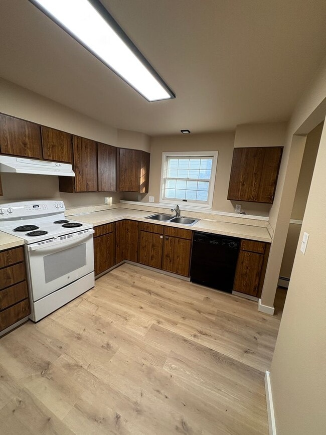 Building Photo - 2 Bed 2 bath off Durston Rd- Brand New Flo...
