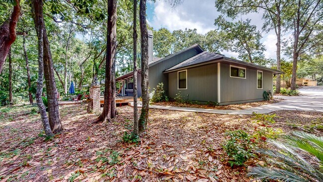 Building Photo - LOOK!  Park Avenue- 4 Bedroom/3 Bath - BEAUTIFUL!