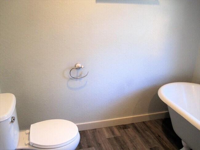 Building Photo - 376 S Pierson Ave