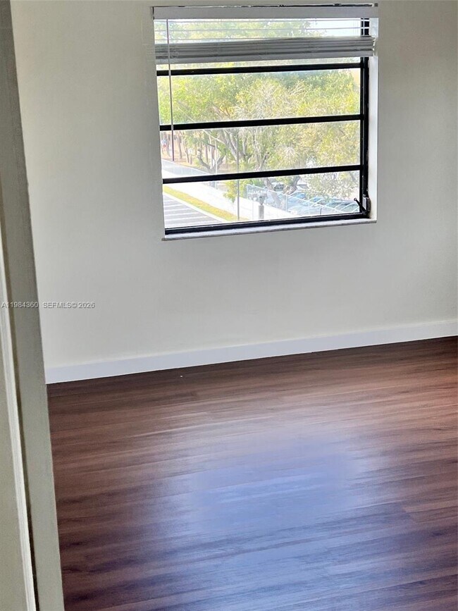 Building Photo - 10431 N Kendall Dr