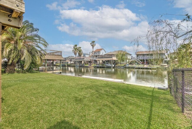 Building Photo - 505 Pompano St