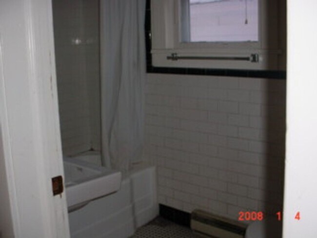 Building Photo - West Pleasant St - 004